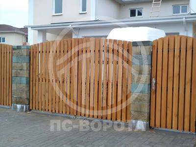 Распашные металлические ворота из штакетника