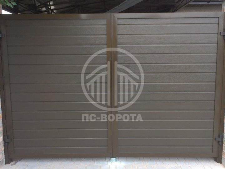 распашные ворота из сэндвич панелей коричневого цвета