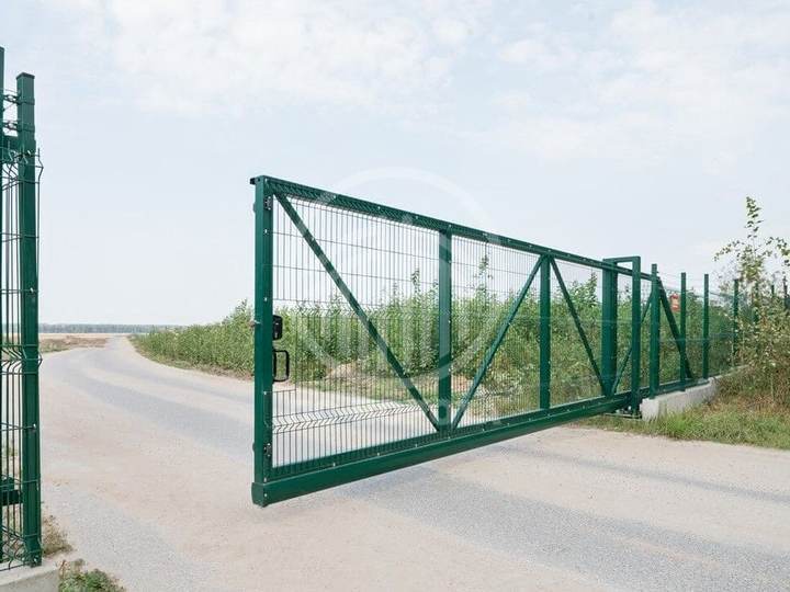 металлические откатные ворота из 3д сетки для промышленной территории