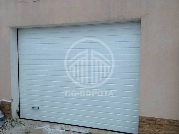 секционные ворота с подъемной створкой из сэндвич панелей S-гофр белого цвета