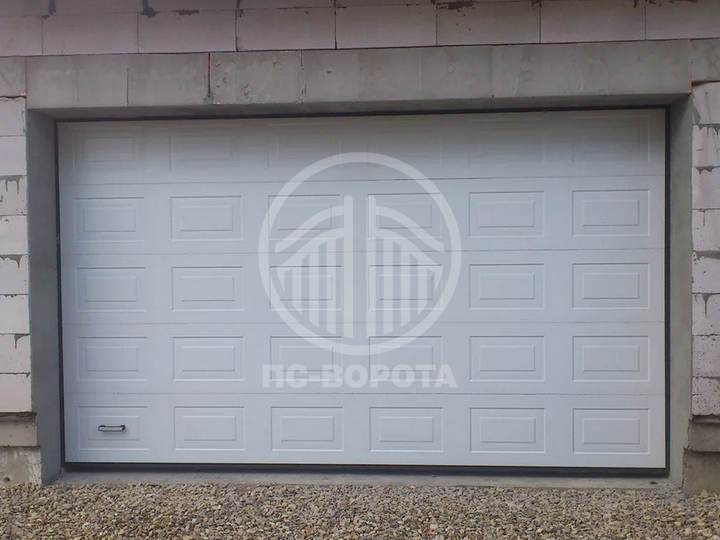 подъемно-поворотные ворота из сэндвич панелей филенка с белым окрасом для гаража