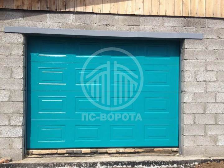секционные подъемные ворота из сэндвич панелями филенка с синим окрасом